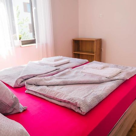 Sobe Kaki In Kivi Hostel Izola Ngoại thất bức ảnh