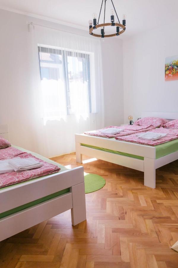Sobe Kaki In Kivi Hostel Izola Ngoại thất bức ảnh
