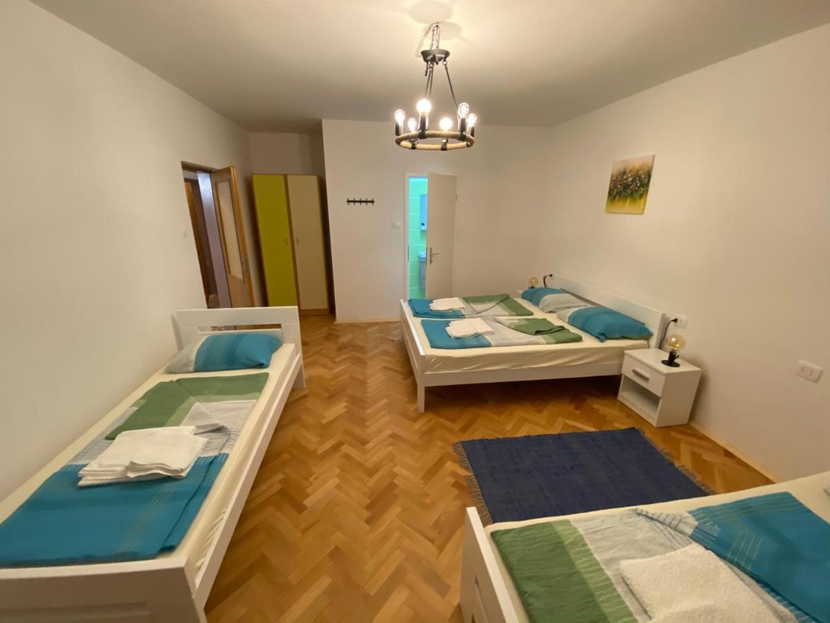 Sobe Kaki In Kivi Hostel Izola Ngoại thất bức ảnh