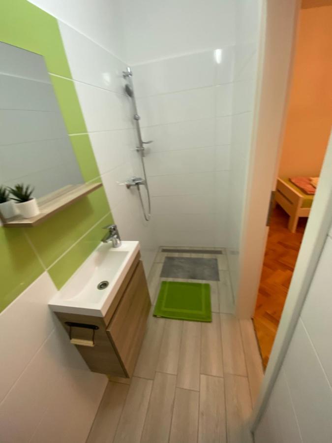Sobe Kaki In Kivi Hostel Izola Ngoại thất bức ảnh