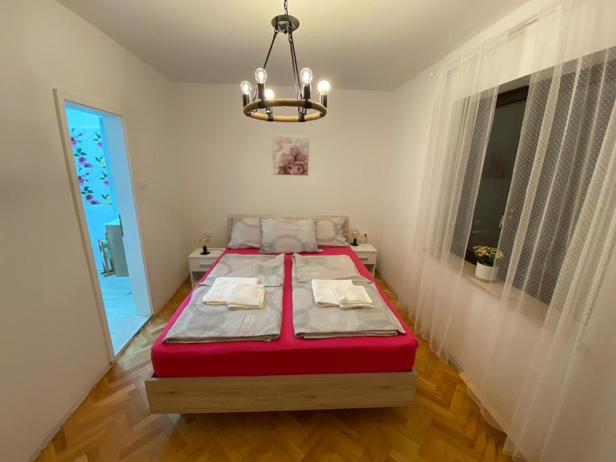 Sobe Kaki In Kivi Hostel Izola Ngoại thất bức ảnh