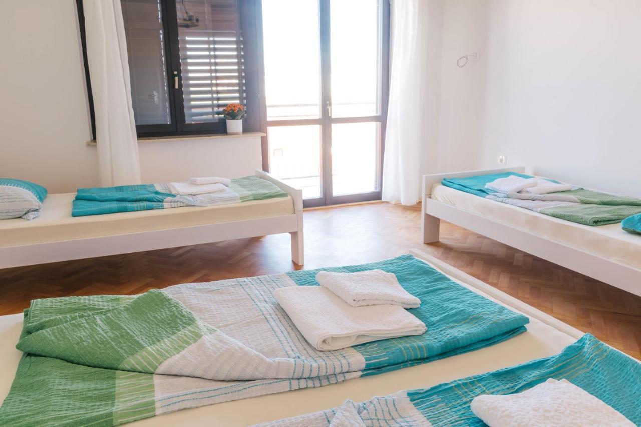 Sobe Kaki In Kivi Hostel Izola Ngoại thất bức ảnh