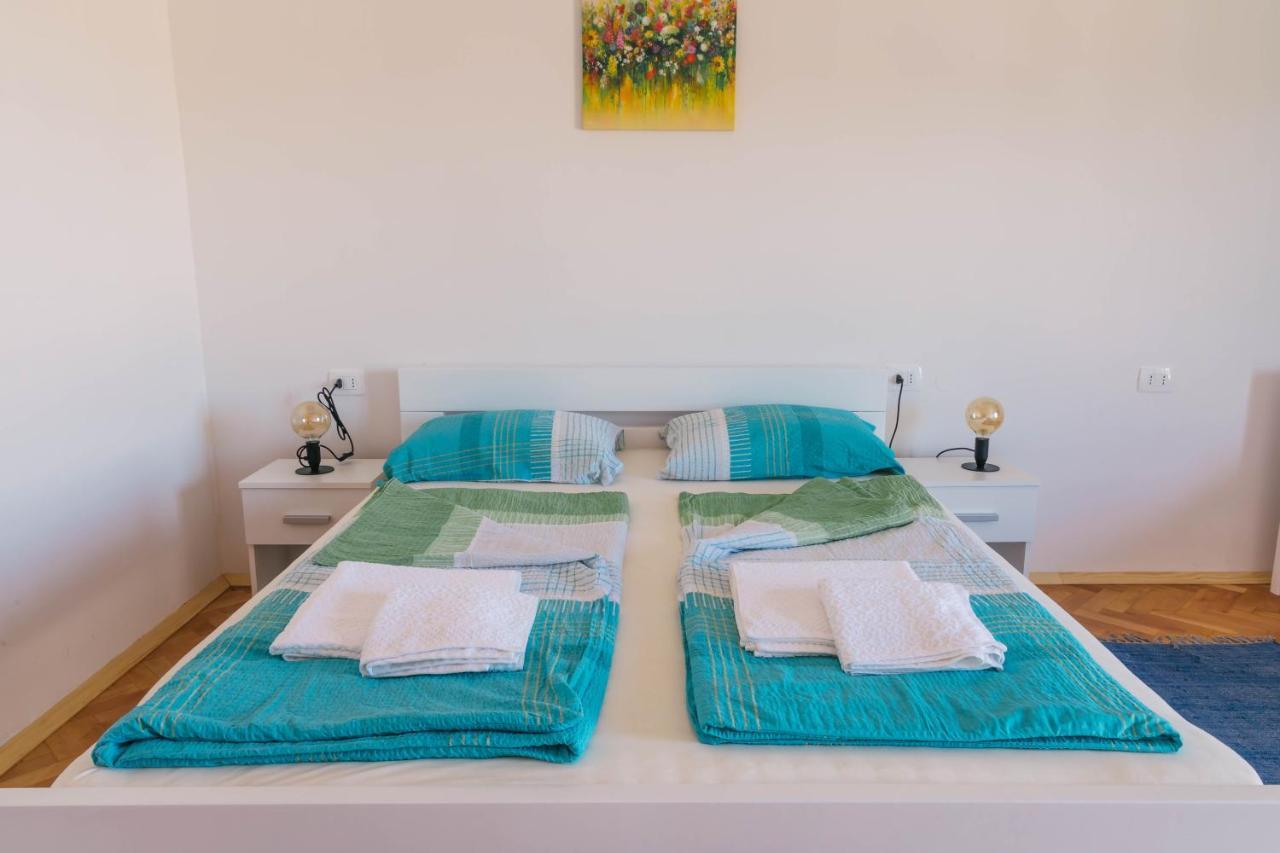 Sobe Kaki In Kivi Hostel Izola Ngoại thất bức ảnh