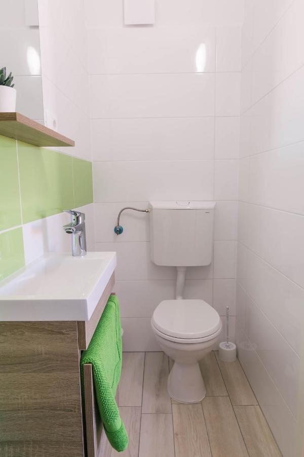 Sobe Kaki In Kivi Hostel Izola Ngoại thất bức ảnh
