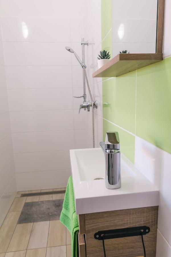 Sobe Kaki In Kivi Hostel Izola Ngoại thất bức ảnh